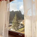 Valen Retro Home, Reine موسكينيه